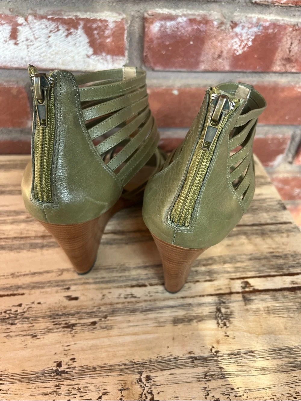 me too Olive Gladiator Faux Wood Wedge  Sz 9 Open-Toe Back Zipper Beautiful